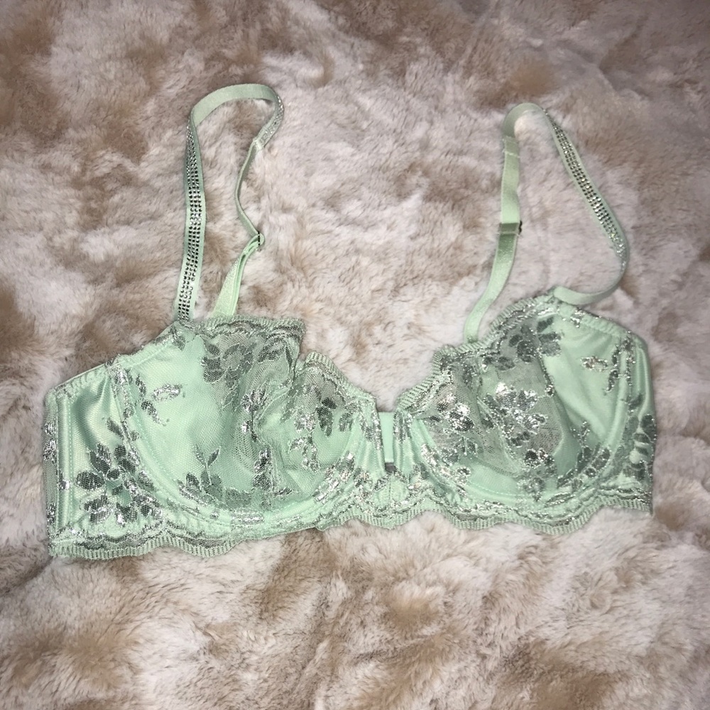 Victoria’s Secret Wicked V-Wire Unlined Uplift Bra
